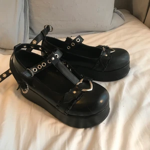 Goth platå Mary Janes - Säljer mina älsklingsskor, sjukt coola med platå och silvriga detaljer. Står storlek 37 men liten i storleken så passar nog en 36 bäst!😊 Köpta på plick så vet inte vart de kommer ifrån. Använda några gånger men fint skick (skriv för fler bilder)! Möts i slussen eller postas!🌷