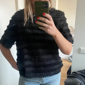 Topp - Svart tröja med fransar