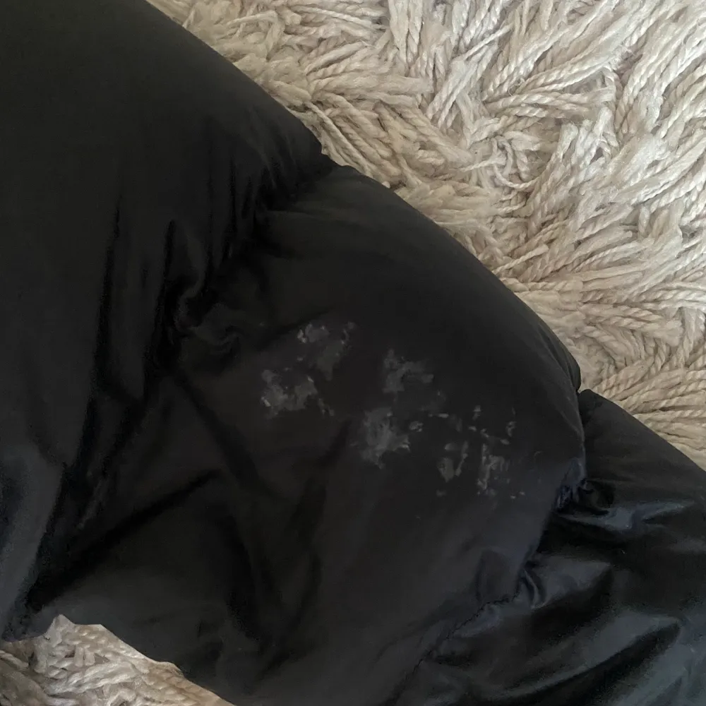 Säljer min North Face jacka i storlek S. Köpte den på plick från en annan tjej förra året samt använde jag den en del under hela vintern därav välanvänd. Orginalpris på den var runt 2000kr. En fläck på ena ärmen från förra ägaren. Kostnad för frakt tillkommer. Kontakta mig för mer info! . Jackor.