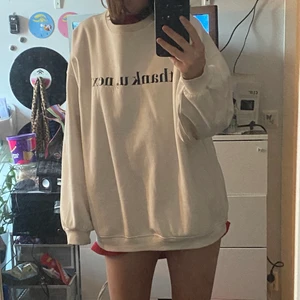 Ariana grande oversized sweater! - Stor, jättefin sweater från ariana grande x h&m. Knappt använd, jättefint skick! Storlek L. 50kr + 66kr spårbar frakt = 116kr totalt eller mötas i uppsala!