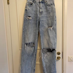 Jeans  - Ett par superfina jeans i storlek 36 från Bershka i bra skick. Jag säljer den pga att de har blivit för små för mig! 