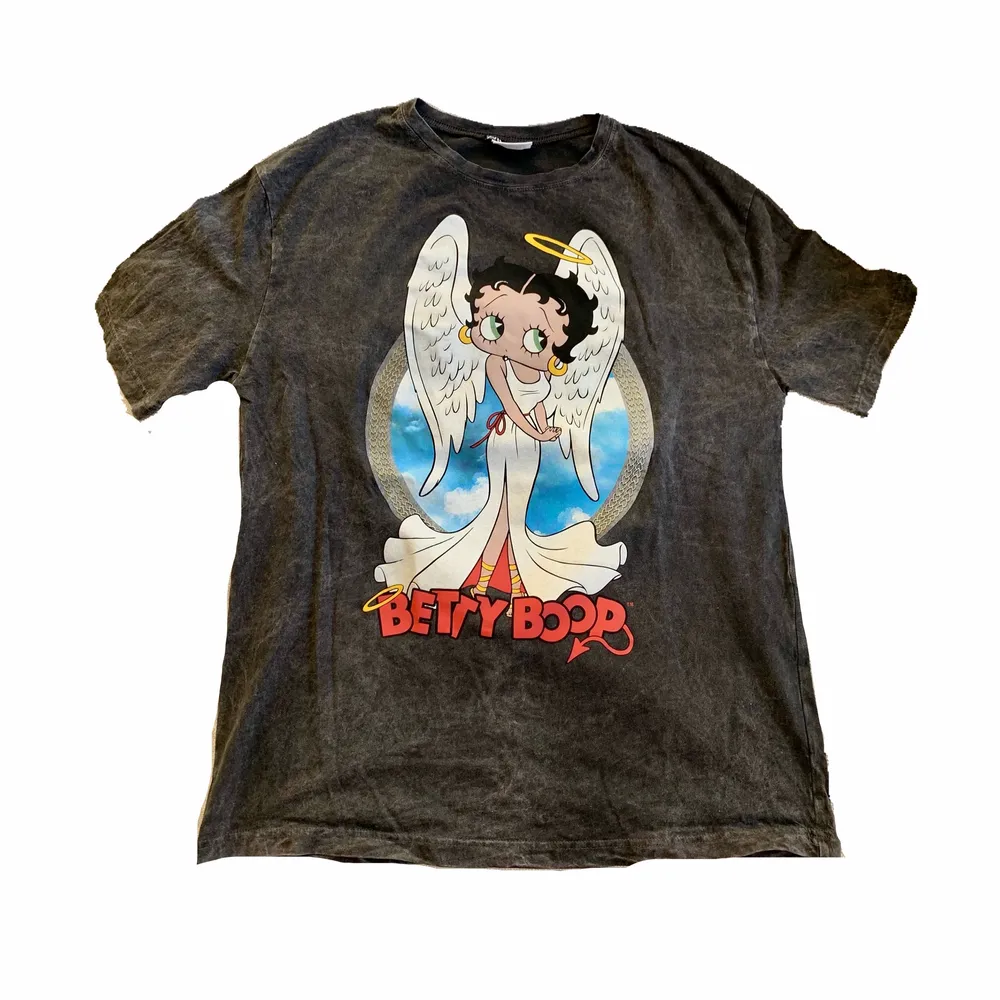 Limited edition t-shirt från zara x Betty Boop, jag har använt den som en oversized t-shirt då den är en L. T-shirts.