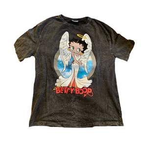 Limited edition t-shirt från zara x Betty Boop, jag har använt den som en oversized t-shirt då den är en L