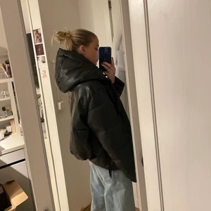 Jacka, strl XS - As ball jacka i skinn-liknande material från zara. Så cool modell! ⚡️🖤 använd fåtalet gånger. Storlek XS💓