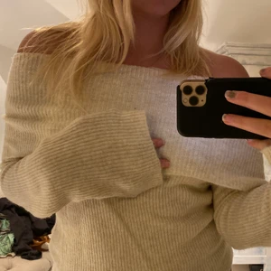 Stickad off shoulder tröja - En beige stickad off shoulder tröja från Bik Bok! Storlek M! Skriv för mer info⭐️