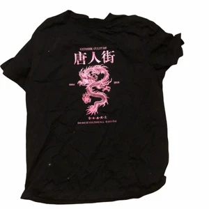 Svart grafisk tröja -  Hör av er vid frågor! Pris kan diskuteras.