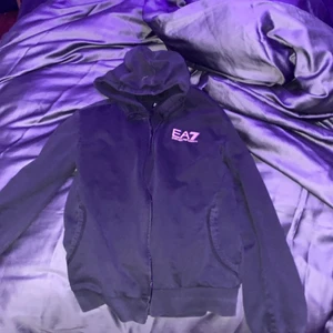 Armani kofta i storlek S  - Den är inte sönder någonstans , har en liten fläck på luvan men det syns inte när man har på sig den❤️