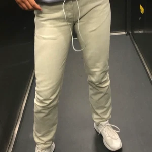 Levis jeans - Säljer dessa jättefina krämvita/beiga Levis jeans (färgen syns bäst på första bilden). De är raka och mid rise. Köpte de second hand för något år sedan för 800kr. Jag är 178, så de passar mig bra i längden men lite för små annars. De är lite sönder i stygnen på ena bakfickan. Hör av er vid intresse eller frågor💕
