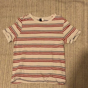Randig t-shirt  - Blå-röd randig t-shirt från hm, i strl M