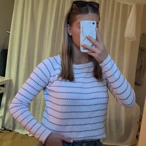 Stickad randig tröja - En av mina favoriter, säljer då jag har en likadan!🤍🖤Så fin och trendig, passar till allt. Riktigt gosig nu på vinter eller att dra på sig en sommarkväll. Lätt att matcha med assecoarer! Leverans kan diskuteras 