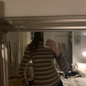 Glitter tröja - Lila, silver, guld glittrig tröja med polokrage o knyte i ärmen