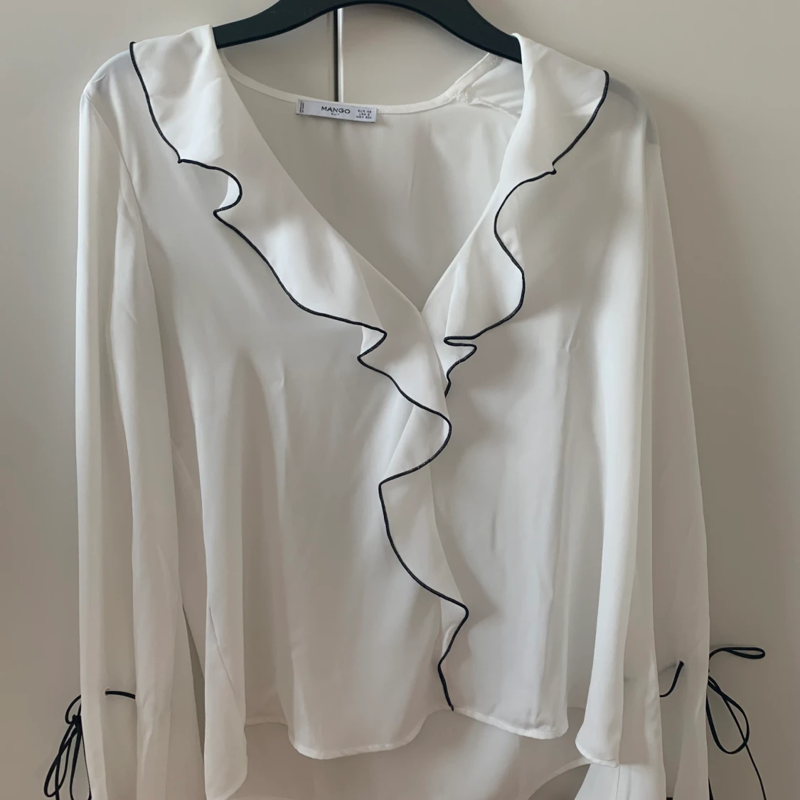 Tunn blus med volanger 