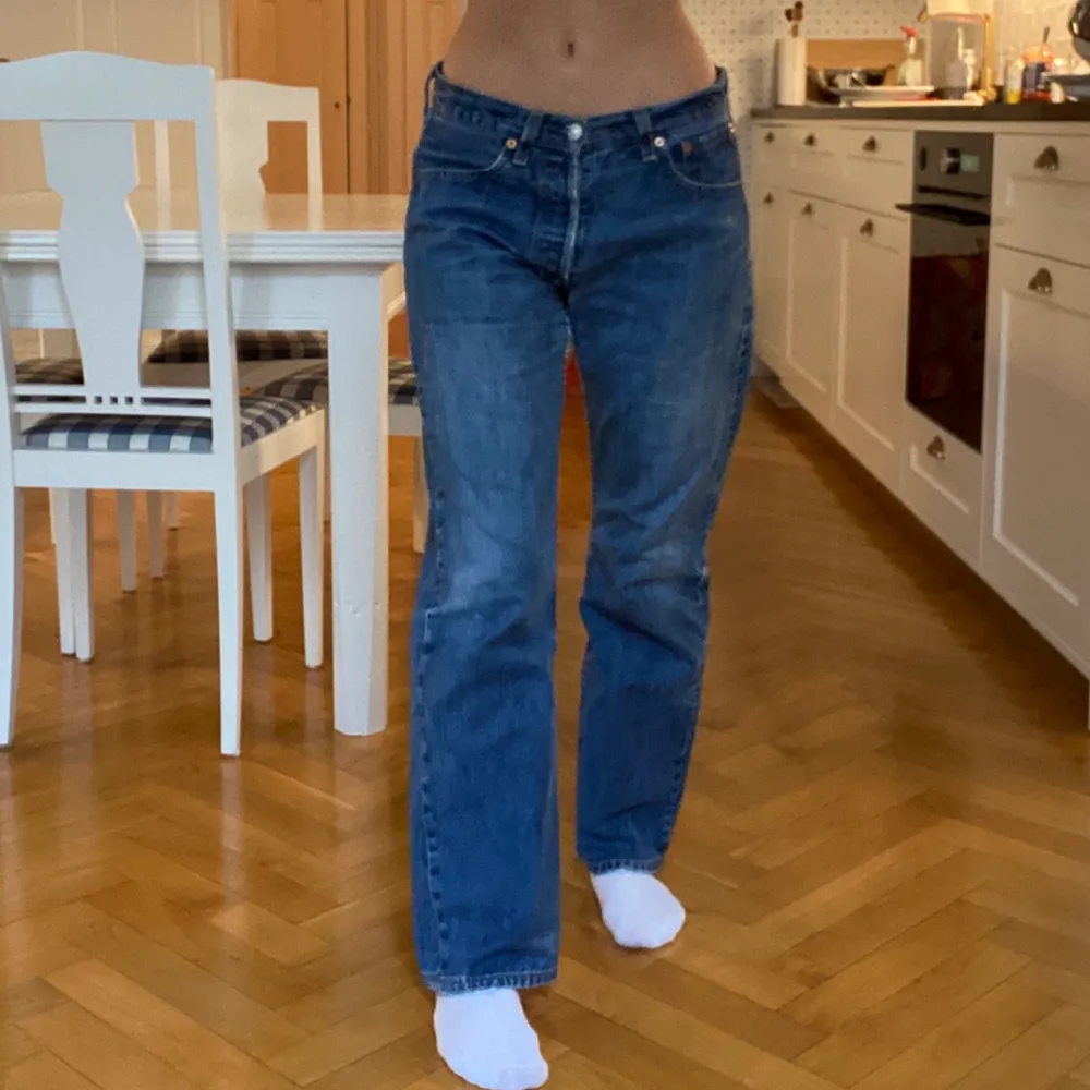Säljer dessa Levis jeans då jag har ett par väldigt lika. Modellen är 501. Jag brukar ha storlek S och är runt 170. Skriv för fler bilder eller mått!💕 Kan frakta eller mötas i Stockholm. obs de har en liten slitning på innerbenet. . Jeans & Byxor.