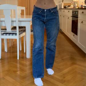 Säljer dessa Levis jeans då jag har ett par väldigt lika. Modellen är 501. Jag brukar ha storlek S och är runt 170. Skriv för fler bilder eller mått!💕 Kan frakta eller mötas i Stockholm. obs de har en liten slitning på innerbenet. 