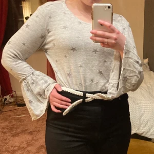 H&M strl 170/S  - Grå tröja med glittriga silverstjärnor som jag säljer eftersom den blivit för liten. Den är något nopprig, därav priset, men det är inget som syns om man inte känner på den eller tittar noga.