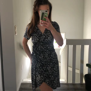 Söt klänning från Vila strl 36 - Marinblå/vitblommig söt klänning med ett litet knytande framtill, använd en gång!🥰