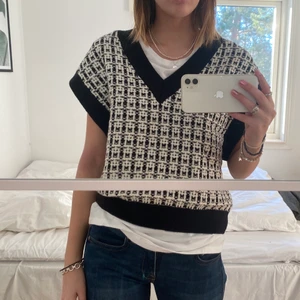 Stickad tröja  - Mönstrad topp från Gina tricot i svart vit! Stickat, skönt material som inte kliar. Stor i storleken