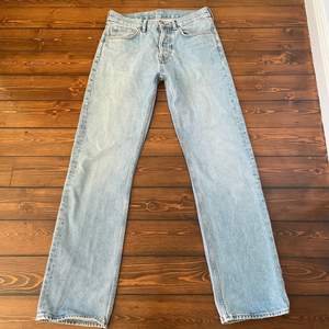 Sjukt snygga weekday jeans som inte kommer till så mycket användning. Vet tyvärr inte storlek då jag har haft dom ett tag och klippt bort lapparna men midjemåttet är 75cm, innerbenslängd:79cm. Dom är mid waisted. Jag är 175cm💗