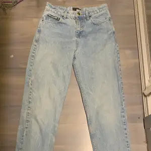 Ett par jätte fina jeans i momjean modell tror jag. Vintage denim 100% bomull. Stl 26 (jeansstorlekar)