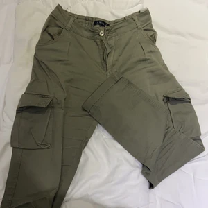 Pant - Hade den ett par gånger men gjorde det inte längre eftersom min storlek ändrades.  Mycket vacker och ren.  Storlek 36