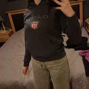 Gant hoodie storlek xs - Gant hoodie superfint skick i färgen marinblå.Storlek XS men passar även dig som har S.