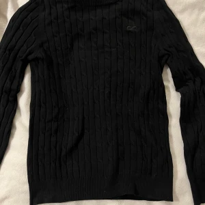 Kabelstickad tröja  - Svart kabelstickad tröja från Chelsea i storlek M.  Hör av er vid frågor eller fler bilder✨