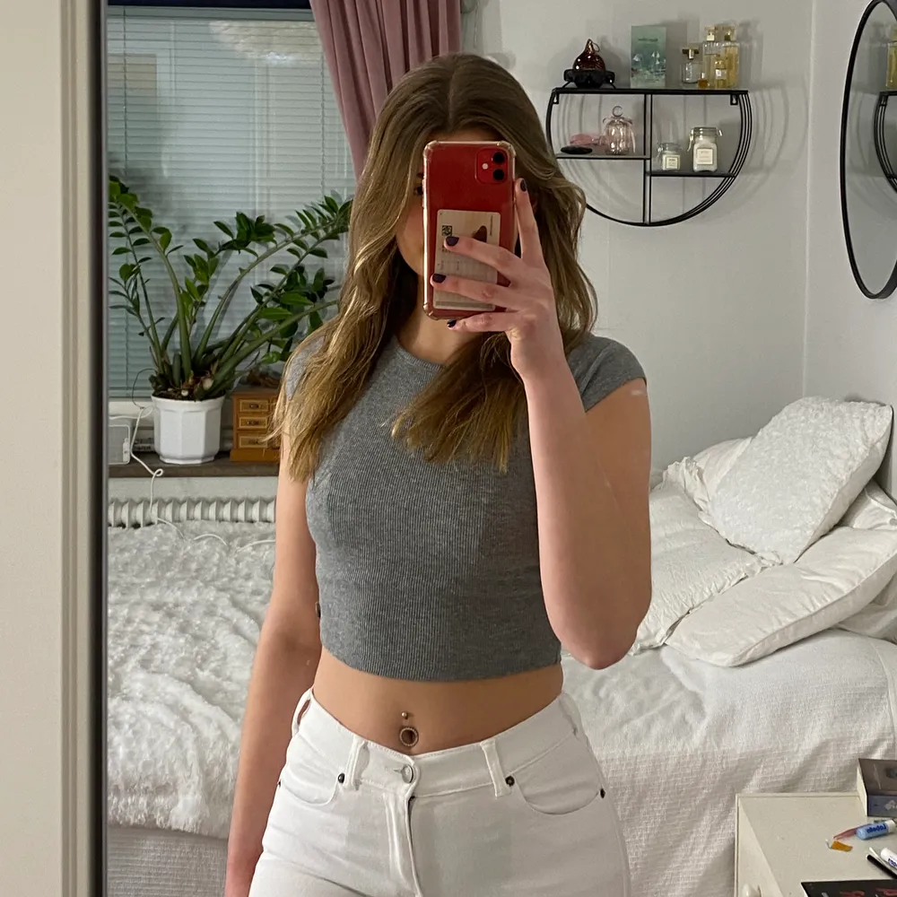 Fin grå crop top som blivit förliten för mig. Storlek S men mer som en XS. Vid frågor eller funderingar är det bara att höra av sig💕. Toppar.