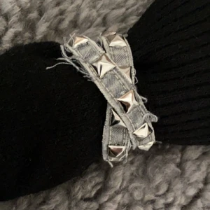 Armband - Egengjort dubbelt grå/blått jeansarmband med nitar🌟 för perfekt passform mät din handled så tillverkar jag efter dina mått.  Ps frakten blir billigare om jag postar med frimärken😉