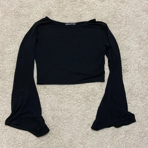 Topp - Svart topp med vida armar från Boohoo i st 36/S, tröjan är dock väldigt stretchig så den passar allt från XXS till S!🤎 den är ny och använd 1 gång