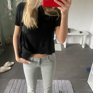 Gråa lågmidjade jeans - Säljer dessa super snygga lågmidjade jeans från 7 for all mankind. Använda någon enstaka gång, i nyskick!❤️❤️ jag är 171, har vanligtvis 34/36 i jeans!