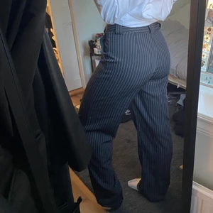 Kostymbyxor - Perfekta randiga kostymbyxor från NA-KD 🙏🏼  jättefint skick men sömnen längst ner på byxan har gått upp