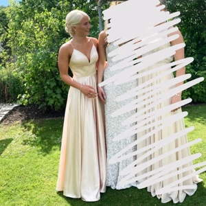 Balklänning i satin - Säljer nu min fina balklänning som jag använde i somras på min bal.  Använd 1 gång, är i superskick och har dessutom kemtvättats sedan användning. Har en superfin beige färg. Är i storlek 34/36. (Jag är 163 cm och hade 8 cm klackar för jämförelse) Är från youmefashion och hade ett nypris på 2700:- Om man vill testa kan man komma till Habo, och jag möter gärna upp i Jönköping. Skriv gärna för mer information. 