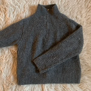 tröja från weekday - jättesöt stickad tröja från weekday med lite krage å dragkedja!