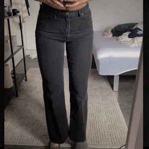 Svarta jeans - Svarta high waist jeans - loose straight. Köpte dessa för 400kr och dessa har jag använt 2 gånger!