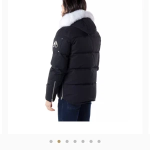 Moose knuckels jacka  - Säljer min Moose jacka, storlek M. Den är inköpt pö johnnells för några månader sen, den är iprincip helt ny, kvitto, box och galge finns till.