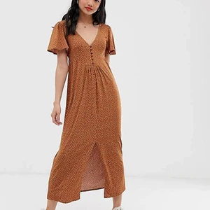 Brun midiklänning - Brun prickig klänning från ASOS, köpt begagnad i somras men den får vandra vidare! Färgen är som på produktbilderna  Stl 36 (petite, lite kortare på mig som är 165 än modellen) Polyester och elastan Tyvärr har sömmen gått upp lite, men borde vara enkelt att laga på ett snyggt sätt! Annars utan anmärkningar 🤎166kr inkl spårbar frakt