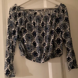Blåvit offshoulder topp - Blå-vit mönstrad croppad offshoulder topp. Nyskick 