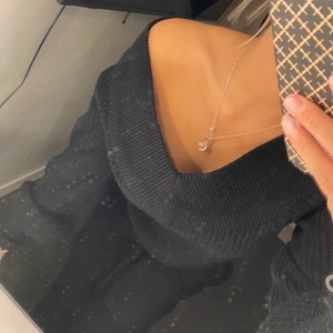 Stickad tröja - Säljer nu min fina stickade tröja, sparsamt använd ! Man kan välja om man vill ha den ner på axlarna eller som en vanlig tröja,  Storlek S 💕🥰