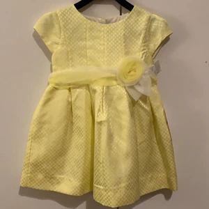 Klänning  - Underbar festklänning från spanska Mayoral. Helt nytt kollektionsprov 