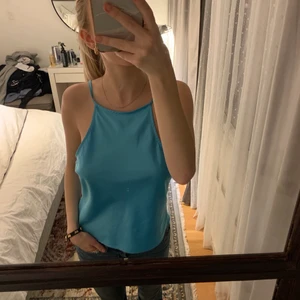 Festlinne - Säljer mitt SÅÅÅÅÅ SNYGGA silkesliknande linne, köpt för ungefär ett år sen och bara andvänt 2-3 gånger. Köpt från kollektionen na-kd x misslisibell 💙materialet är så lent och skönt mot kroppen, luftande och tunt. storlek 34. Hör av dig för fler bilder eller andra frågor!!