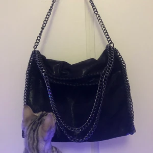 Stella Mccartney väska - Publicerar på nytt pga oseriösa köpare, säljer min fina Stella Mccartney liknande väska, väldigt rymlig med flera fack inuti 🤩. Helt oanvänd utan märken eller defekter! Skriv privat för fler bilder eller frågor 💕.