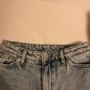 Ljusblå jeans från monki som ej kommer till användning längre, lite slitna längst ner på benen men annars i bra skick❣️ Nypris 400, säljer för 150❤️Skriv privat för fler bilder 