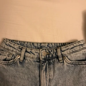 Jeans - Ljusblå jeans från monki som ej kommer till användning längre, lite slitna längst ner på benen men annars i bra skick❣️ Nypris 400, säljer för 150❤️Skriv privat för fler bilder 