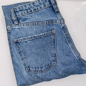 Zara jeans  - Mid rise straight jeans ifrån Zara, vilka är slutsålda på hemsidan. Köpta förra våren men knappt använda! Säljer flera par zara jeans 🤍