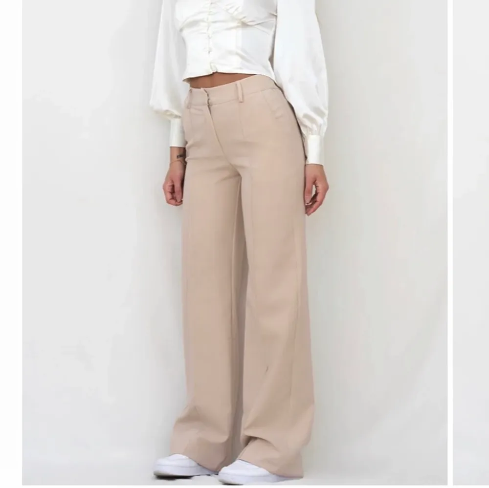 Säljer dessa sååå snygga kostymbyxor från trendiga märket Venderbys. Nypris ca 500sek 💕 exklusive frakt. Jeans & Byxor.