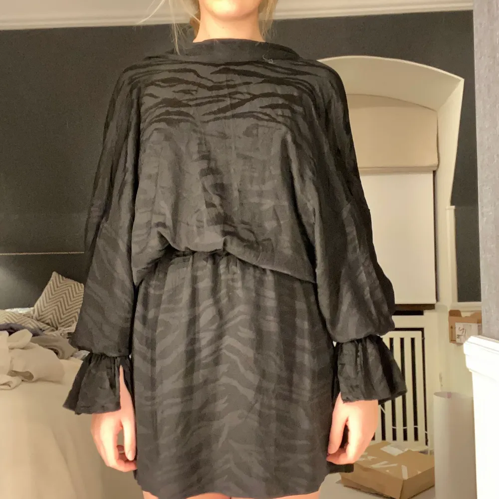 Svinsnygg svart klänning med tiger/zebra mönster från Zadig. Klänningen kan bäras backless eller som v-hals, det vill säga att man kan välja vilken stil som man känner för 🐅🐅 originalpris 380 €. Klänningar.