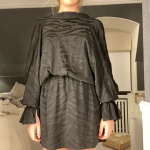 Zadig er Voltaire klänning - Svinsnygg svart klänning med tiger/zebra mönster från Zadig. Klänningen kan bäras backless eller som v-hals, det vill säga att man kan välja vilken stil som man känner för 🐅🐅 originalpris 380 €