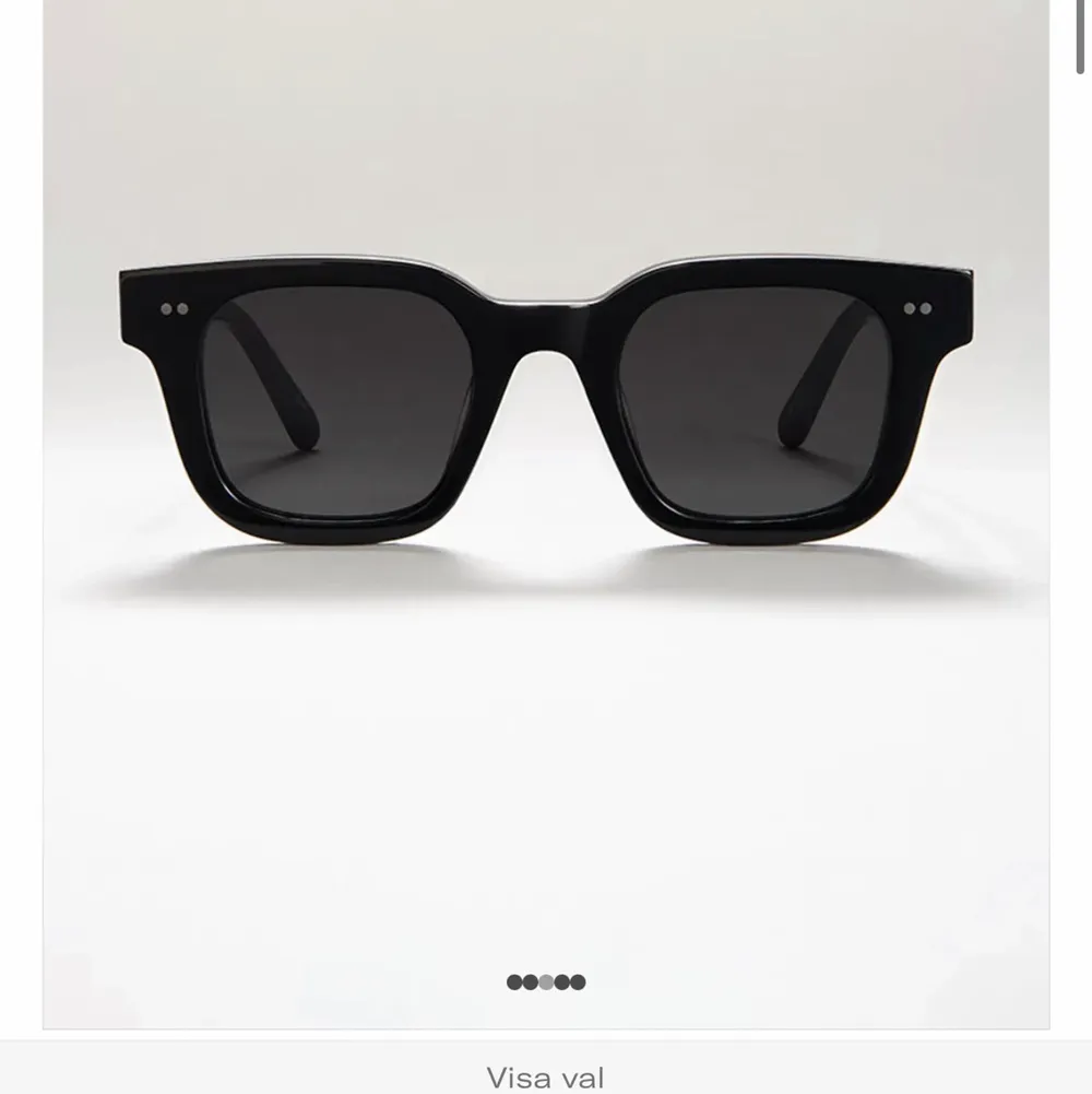 Helt nya och oanvända solglasögon från CHIMI, i 04 Medium Black: Rektangulära signatursolglasögon som är både lyxiga och praktiska. Ordinarie pris är 1 100 kr . Accessoarer.