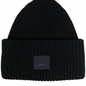 Acne mössa - Säljer min fina acne mössa i svart då den inte används längre. Väldigt fint skick och bra kvalite. Nypriset var 1100 och har kvitto kvar så självklart äkta 💓 bud eller köp direkt för 500