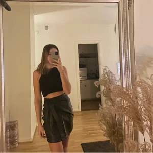 Kjol - Skinnkjol från NA-KD som är använd vid ett tillfälle. Storlek 34. 50kr + frakt